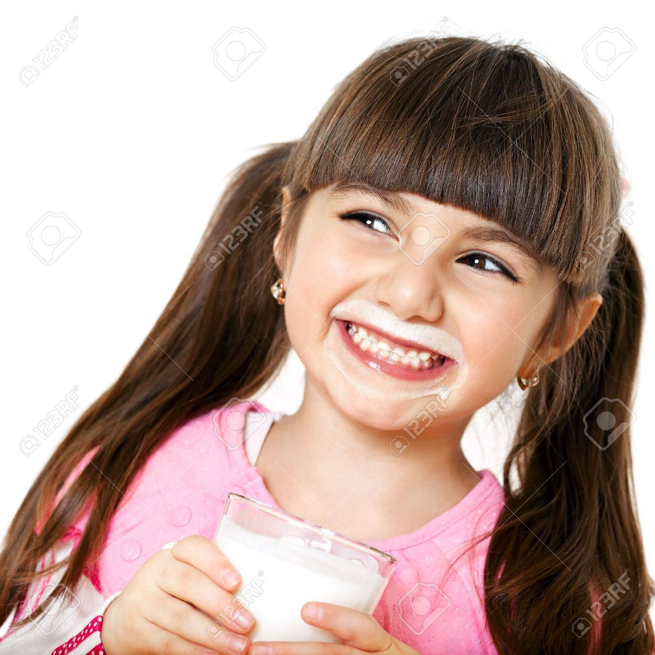 ミルクのガラスと美しい微笑の女の子 の写真素材 画像素材 Image