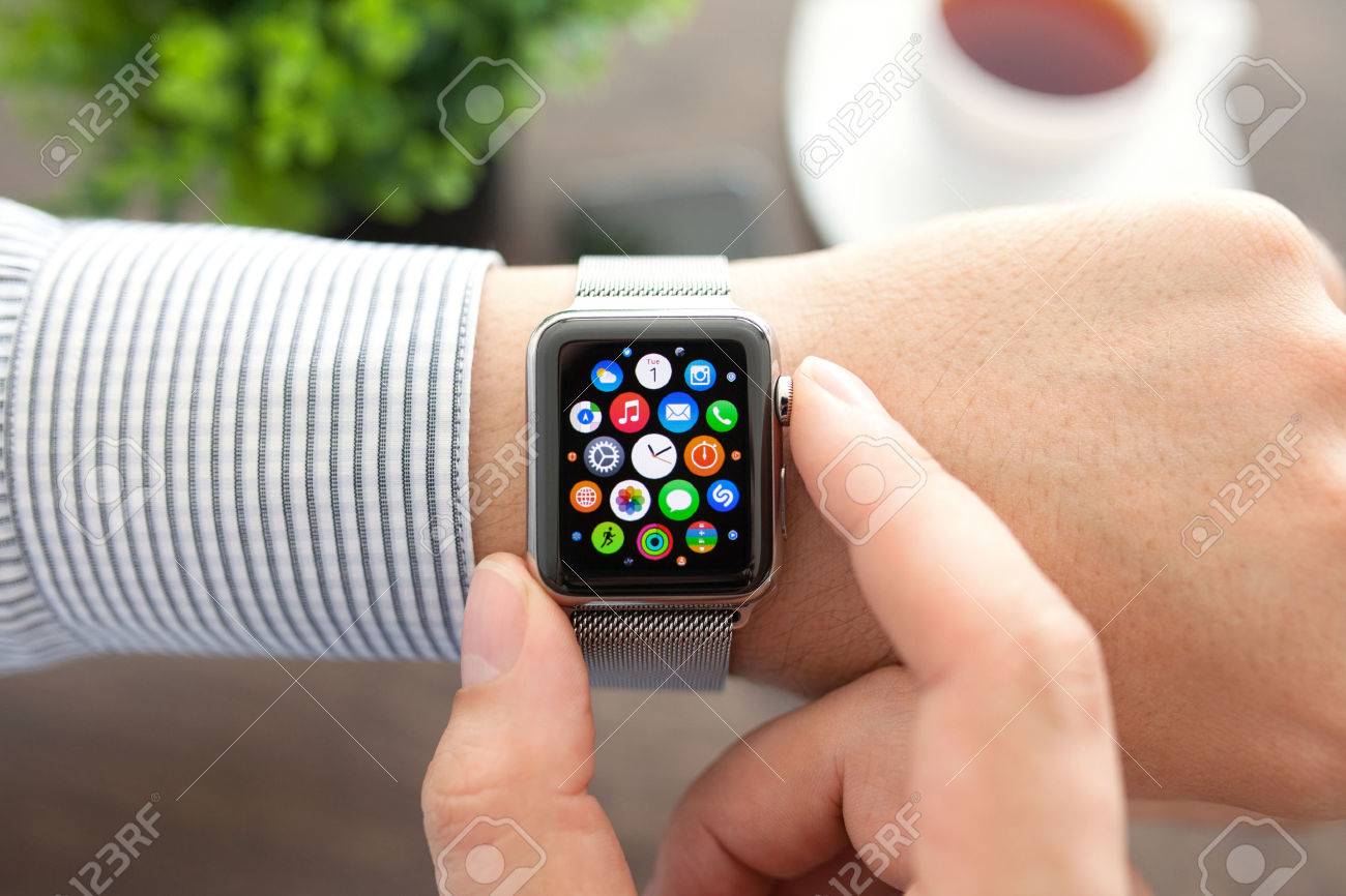 Alushta, Rusia - 1 Septiembre 2015: La Mano Del Hombre Con El Reloj De Apple  Y El Icono De La Aplicación En La Pantalla. Apple Seguir Fue Creado Y  Desarrollado Por La