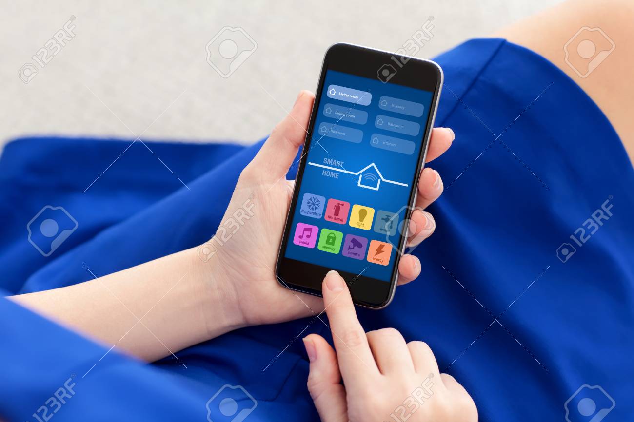 保持しているアプリと携帯電話スマート ホーム画面に青いドレスを着た女性 の写真素材 画像素材 Image