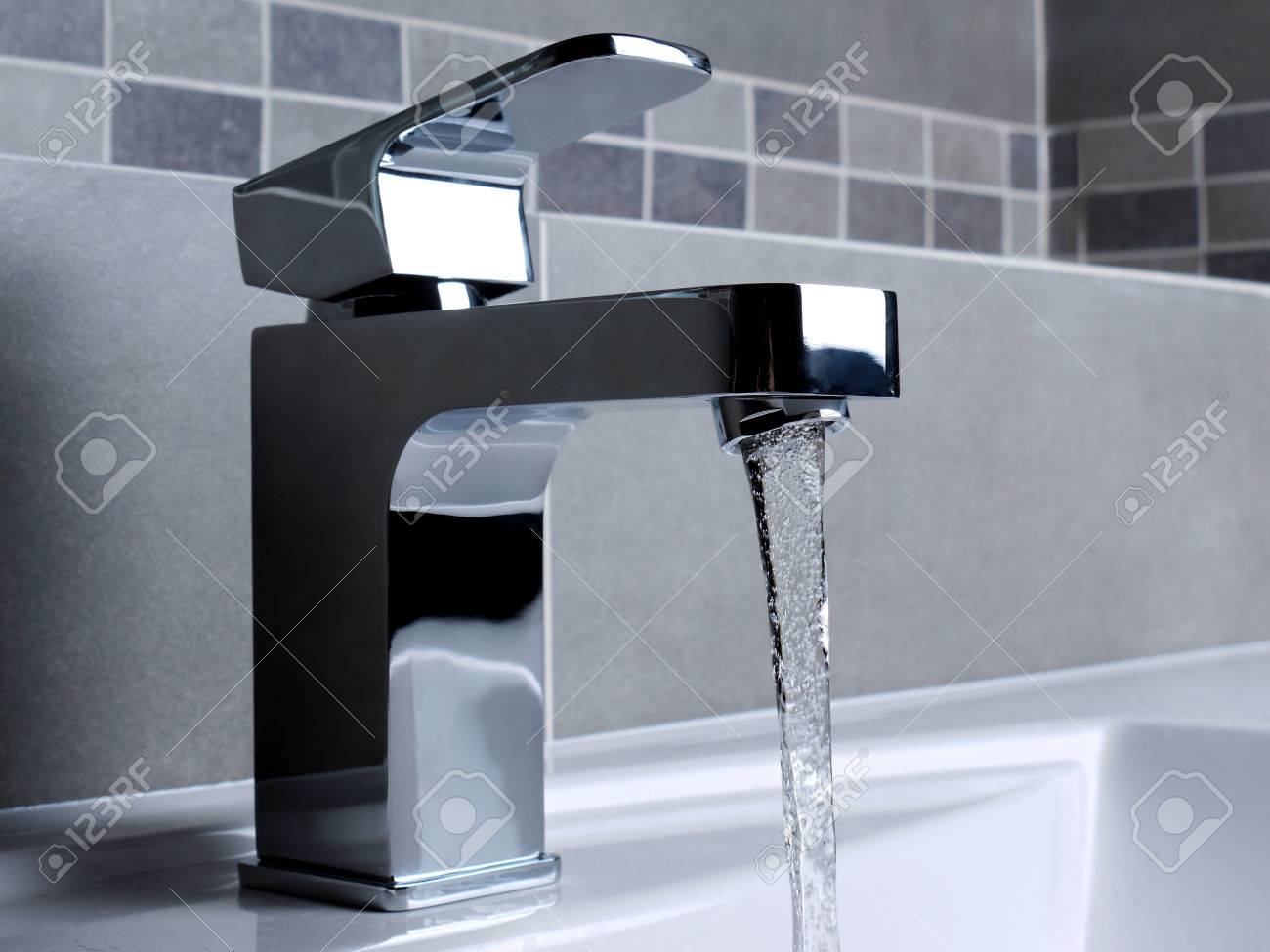 moderne badezimmer chrom wasserhahn mit fließendem wasser