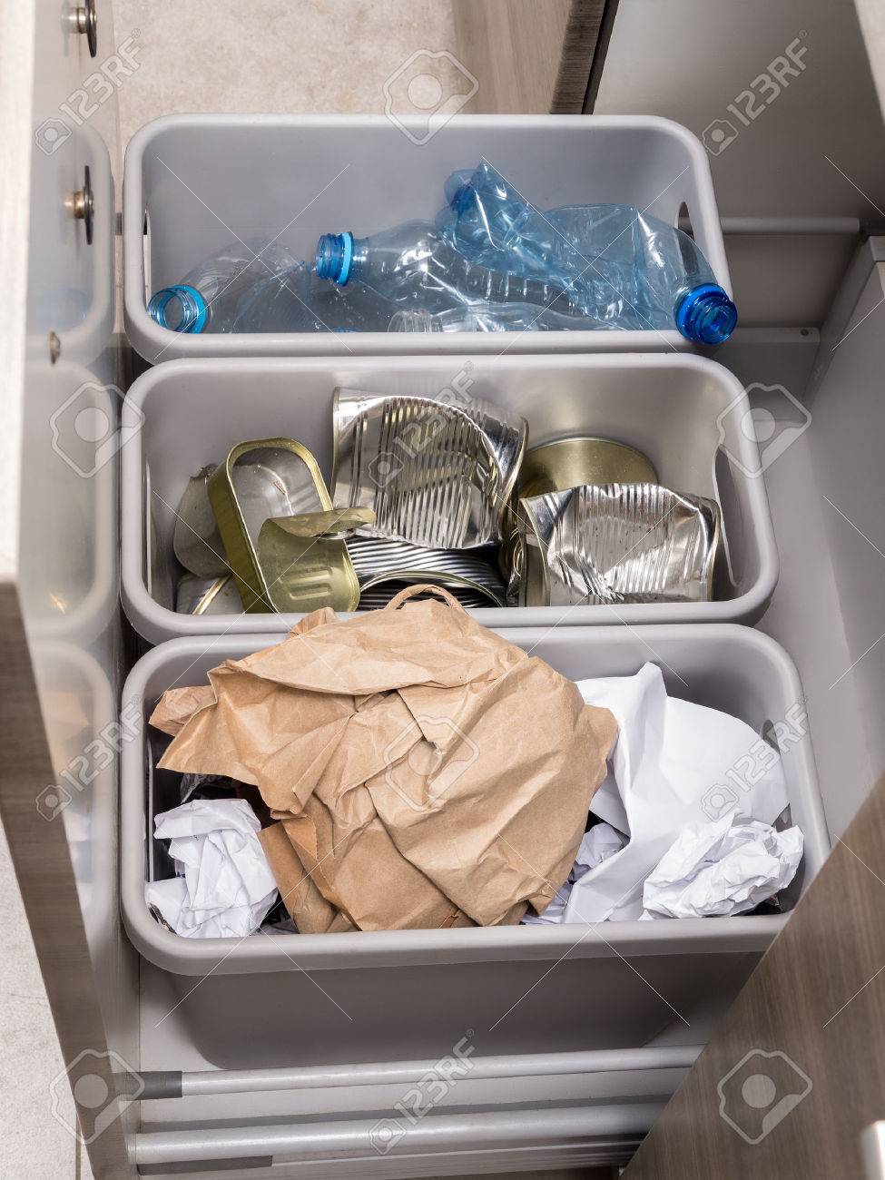 キッチン キャビネットの 3 つのプラスチック製ゴミ箱分別こみ ペット ボトル 紙 金属缶 の写真素材 画像素材 Image