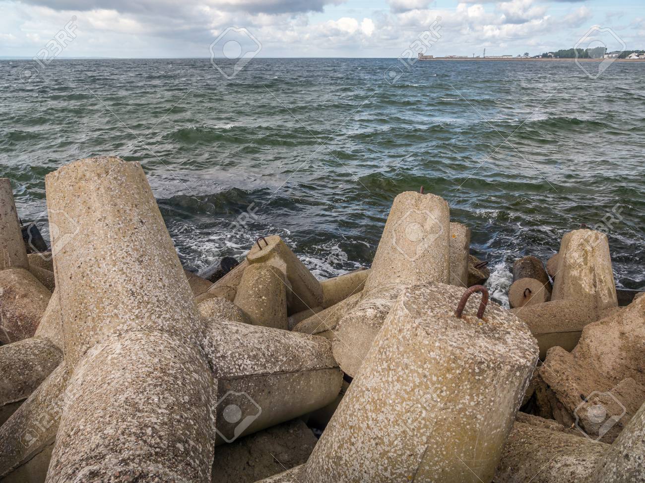 海岸線上に積層された大規模なコンクリート破砕器 の写真素材 画像素材 Image