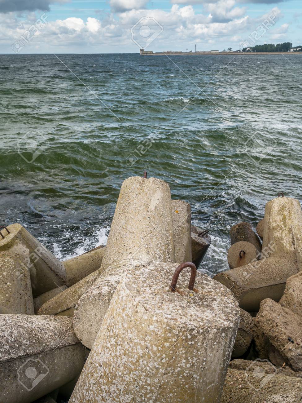 海岸線上に積層された大規模なコンクリート破砕器 の写真素材 画像素材 Image