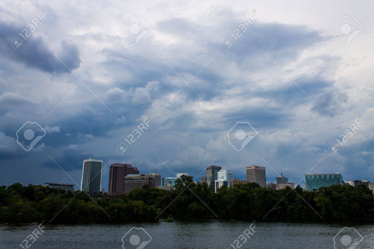 バージニア州リッチモンド市で雨の雲 の写真素材 画像素材 Image
