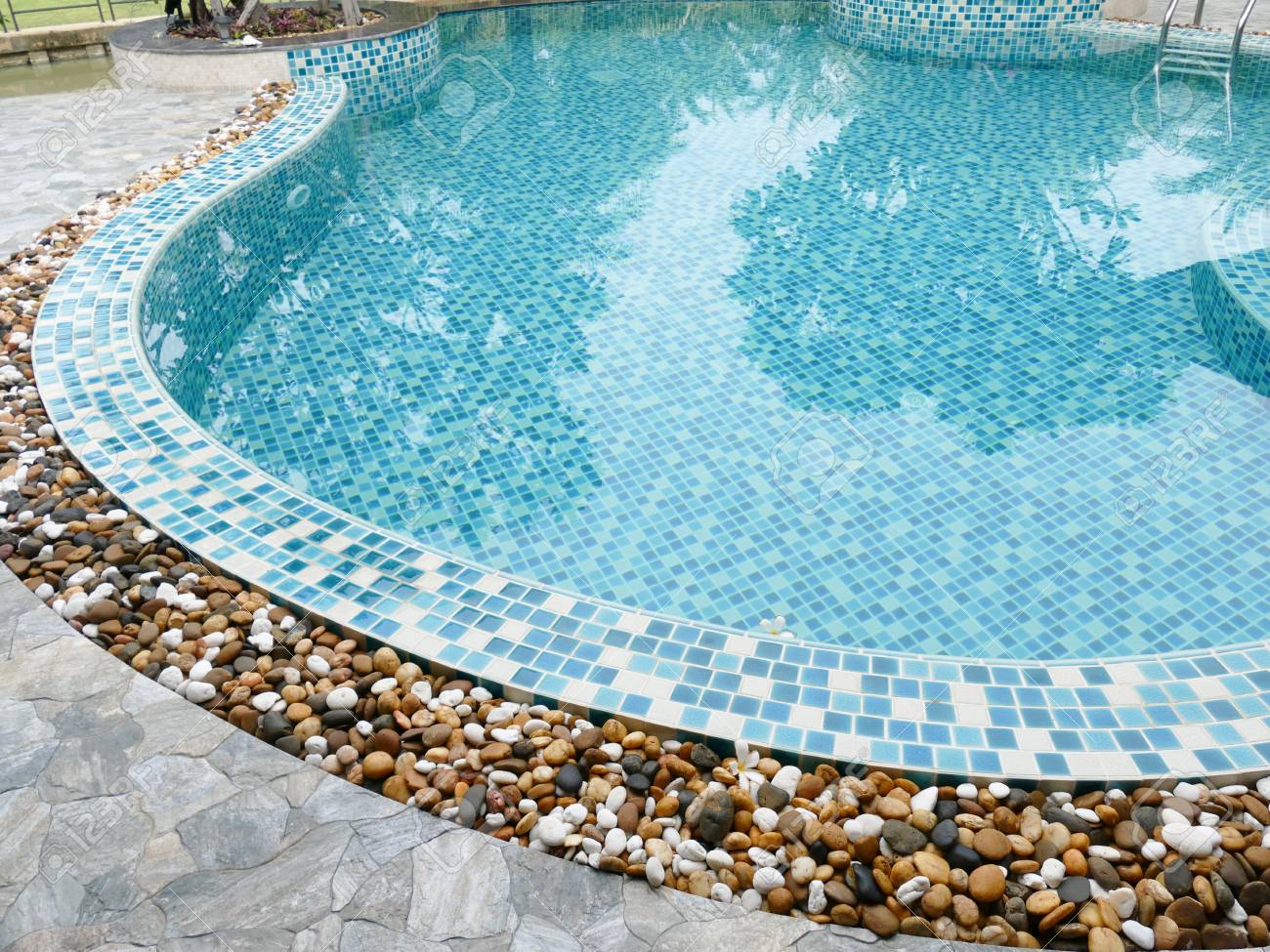 Pequeña Decoración De Piedra En Borde De La Piscina Fotos, Retratos, Imágenes Y Fotografía De Archivo Libres De Derecho. Image 43099036.