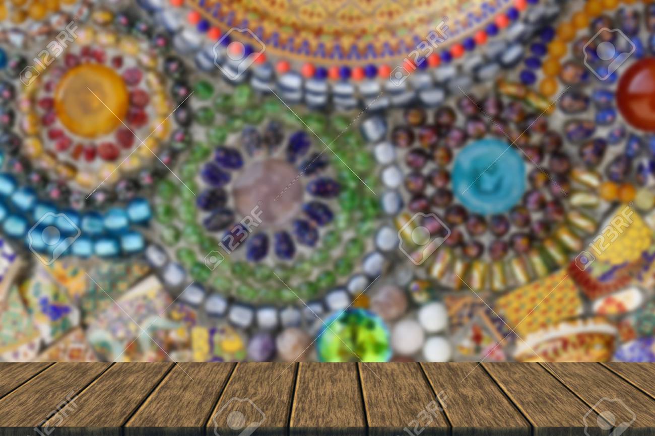 El Diseno Del Arte Del Colorido Plato Roto Grano Y Piedra En La