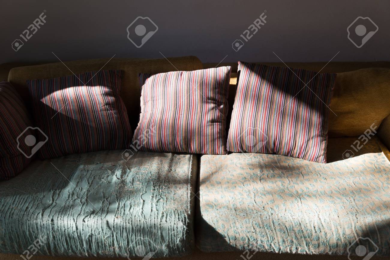 Sonnenlicht Auf Braun Grün Sofa Couch Im Wohnzimmer Lizenzfreie ... Sonnenlicht Auf Braun Grün Sofa Couch Im Wohnzimmer Lizenzfreie ...