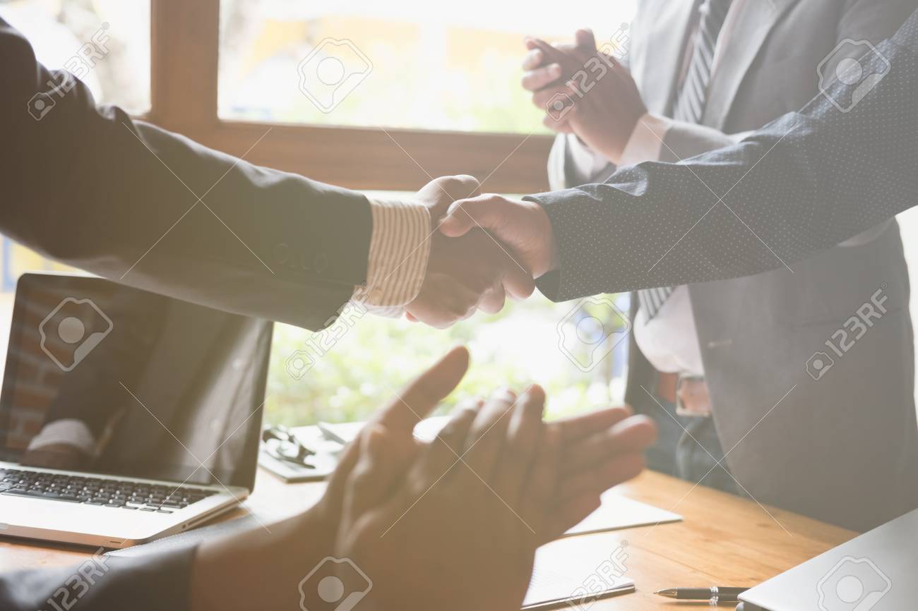 ビジネスの人々 は ミーティングを終えた後に握手します 会議後実業団ハンド シェーク 契約 チームワーク 連携 コラボレーション 企業コンセプトにご挨拶 の写真素材 画像素材 Image