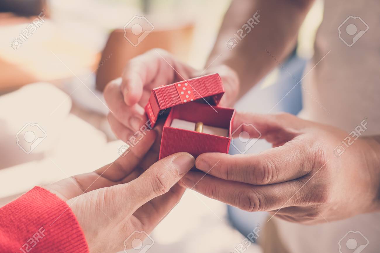 Immagini Stock Uomo Che Da Confezione Regalo Con Anello Di Fidanzamento Per Donna Fidanzato Che Presenta Proposta Di Matrimonio Alla Fidanzata Romanticismo Compleanno Anniversario San Valentino Amore Concetto Di Matrimonio Image
