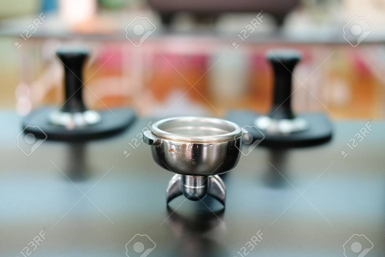 カフェのカウンターバーでポルタフィルターとタンパー コーヒーマシン用エスプレッソタンピング の写真素材 画像素材 Image カフェのカウンターバーでポルタフィルターとタンパー コーヒーマシン用エスプレッソタンピング の写真素材 画像素材 Image