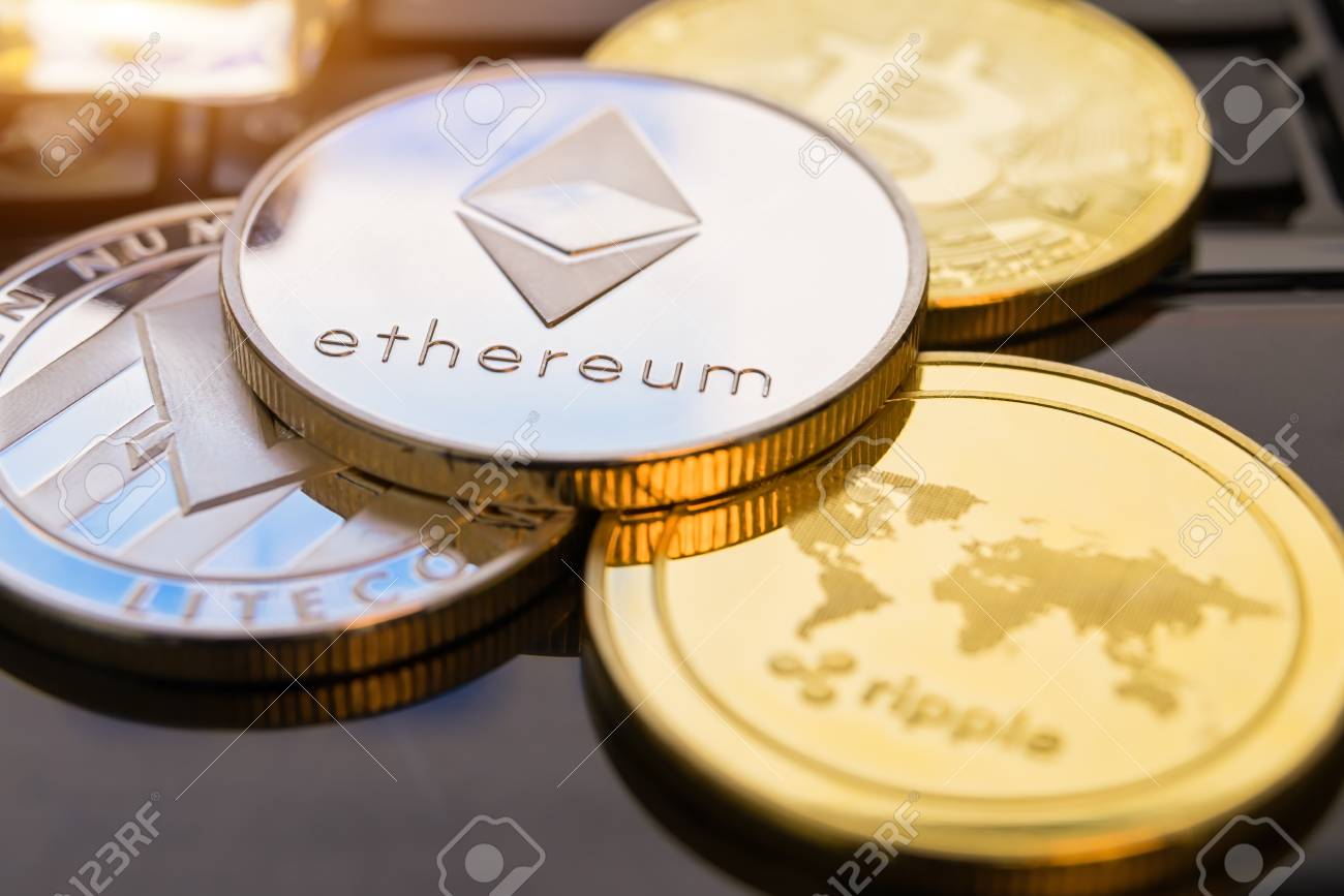 암호화폐 동전 이더리움 비트코인 라이트코인 리플 암호화폐 개념 실물 비트코인 금은화의 주식 로열티 무료 사진, 그림, 이미지 그리고  스톡포토그래피. Image 100556154