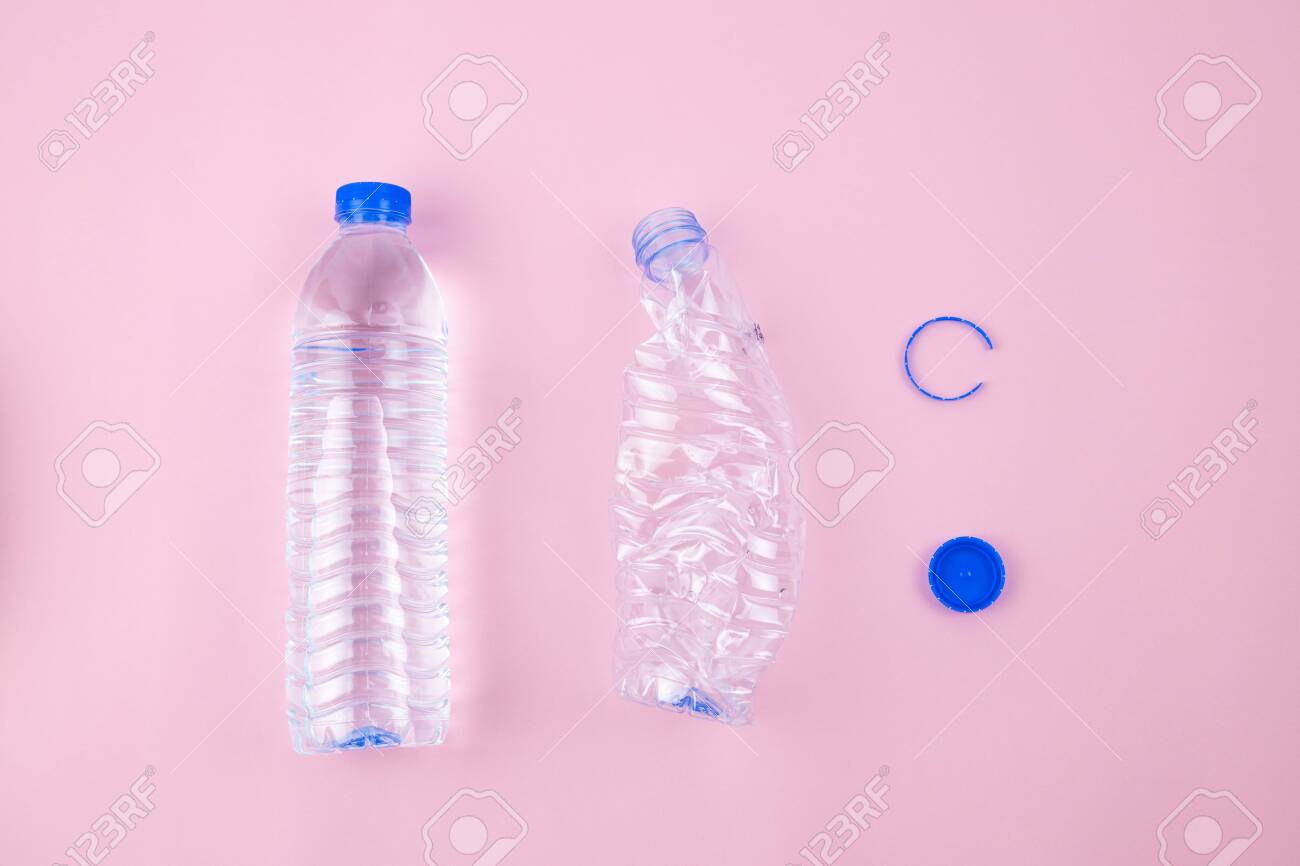 Пустые пластиковые бутылки на полу. Сжатие бутылки с водой. Плотно закрытую пустую пластмассовую бутылку. Рука с пластиковой бутылкой. Пластиковая бутылка 3d модель.