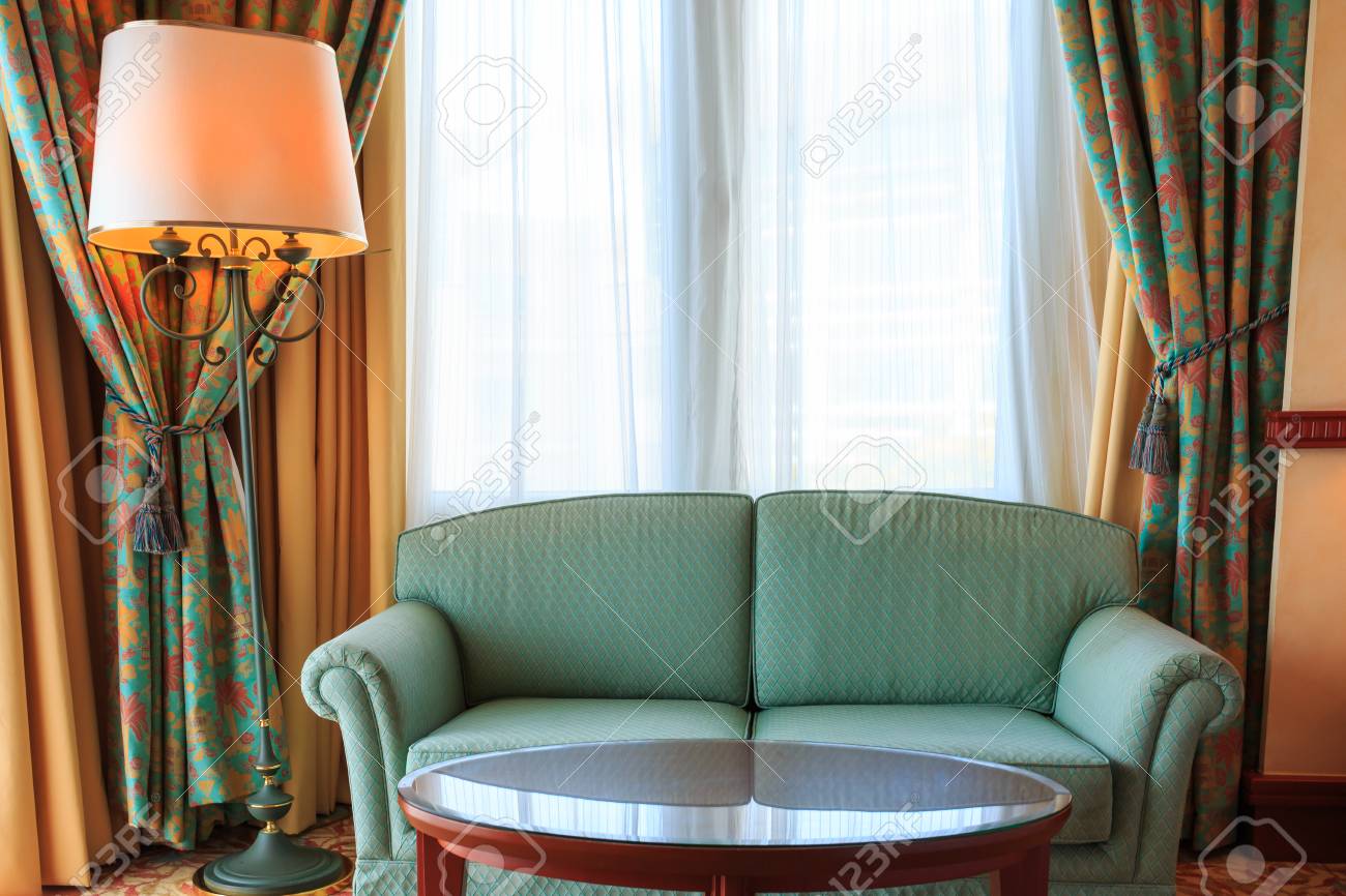 Innenansicht Der Vintage-Wohnzimmer Mit Sofa Und Lampe Grün ... Innenansicht Der Vintage-Wohnzimmer Mit Sofa Und Lampe Grün ...
