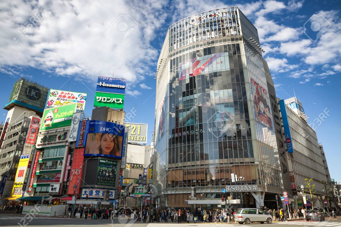 東京日本 17年11月25日 東京の昼間の渋谷横断歩道で歩行者の歩行と買い物 の写真素材 画像素材 Image