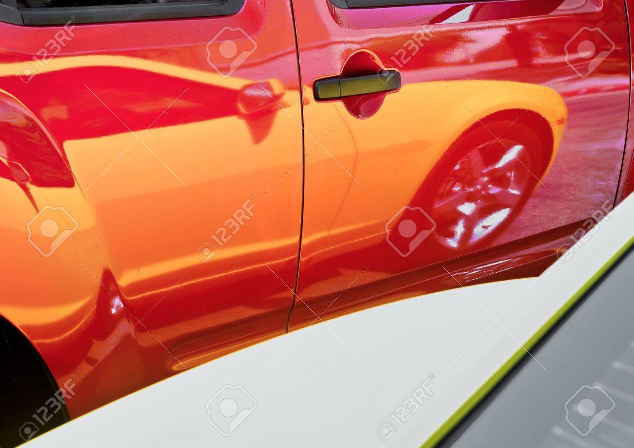 駐車場に赤い Suv のサイドパネルに黄色の車の反射 の写真素材 画像素材 Image