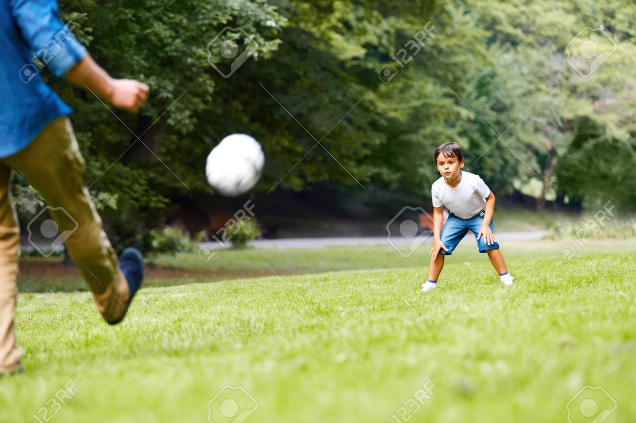 公園の緑の芝生でサッカー息子と父 少年は非常に興奮しています の写真素材 画像素材 Image 公園の緑の芝生でサッカー息子と父 少年は非常に興奮しています の写真素材 画像素材 Image