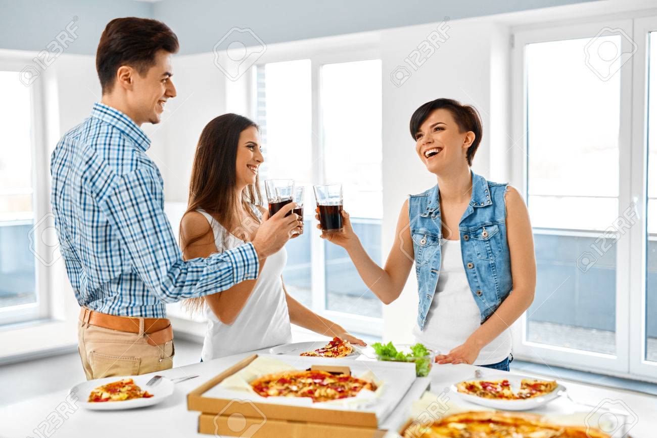 Gluckliche Freunde Die Dinner Party Zu Hause Lachelnde Menschen