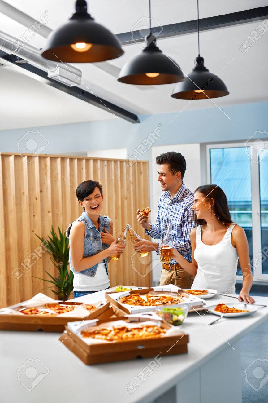 Essen Essen Gluckliche Freunde Die Dinner Party Zu Hause