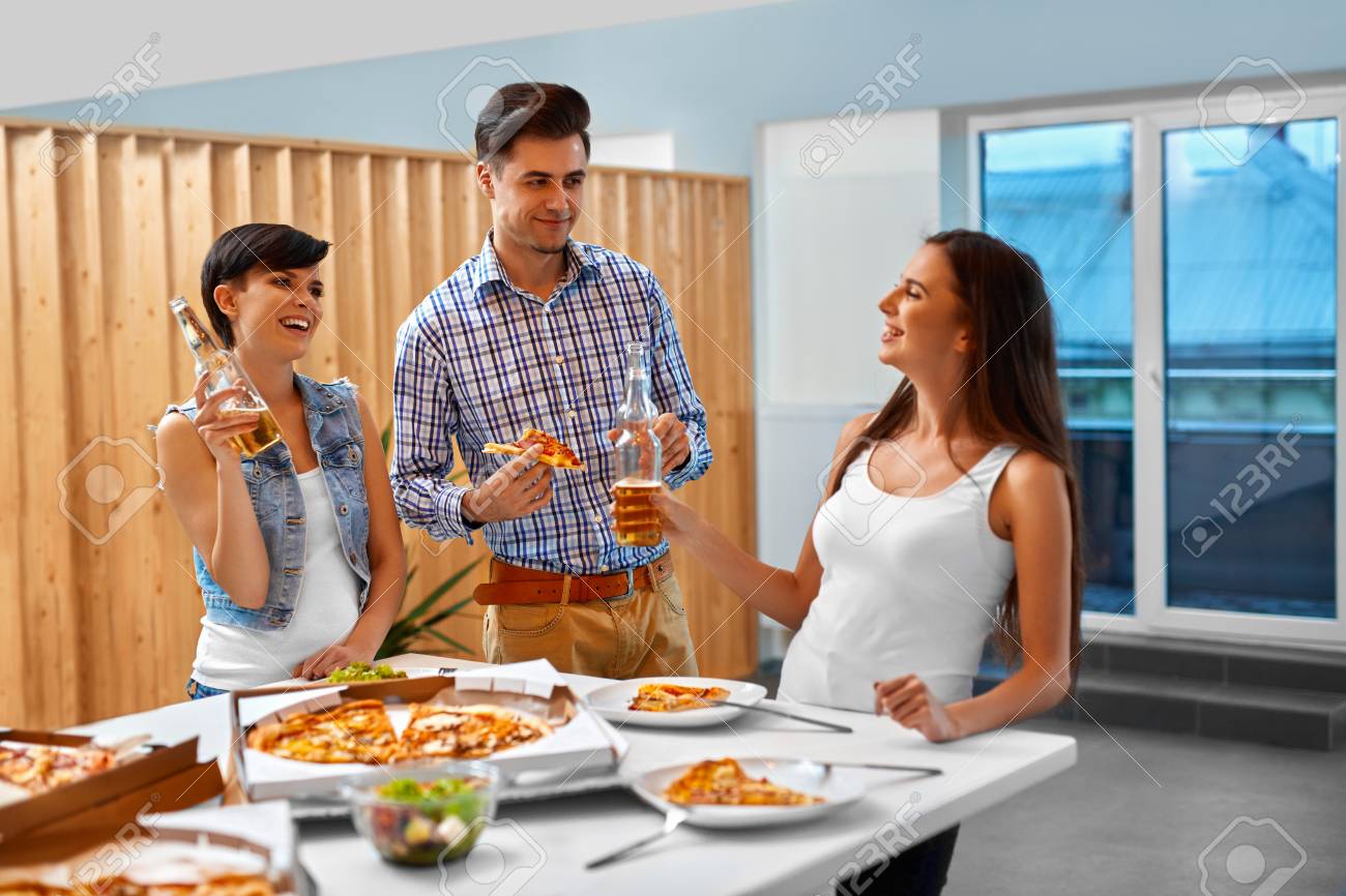 Feier Gluckliche Freunde Die Dinner Party Zu Hause Lachelnde