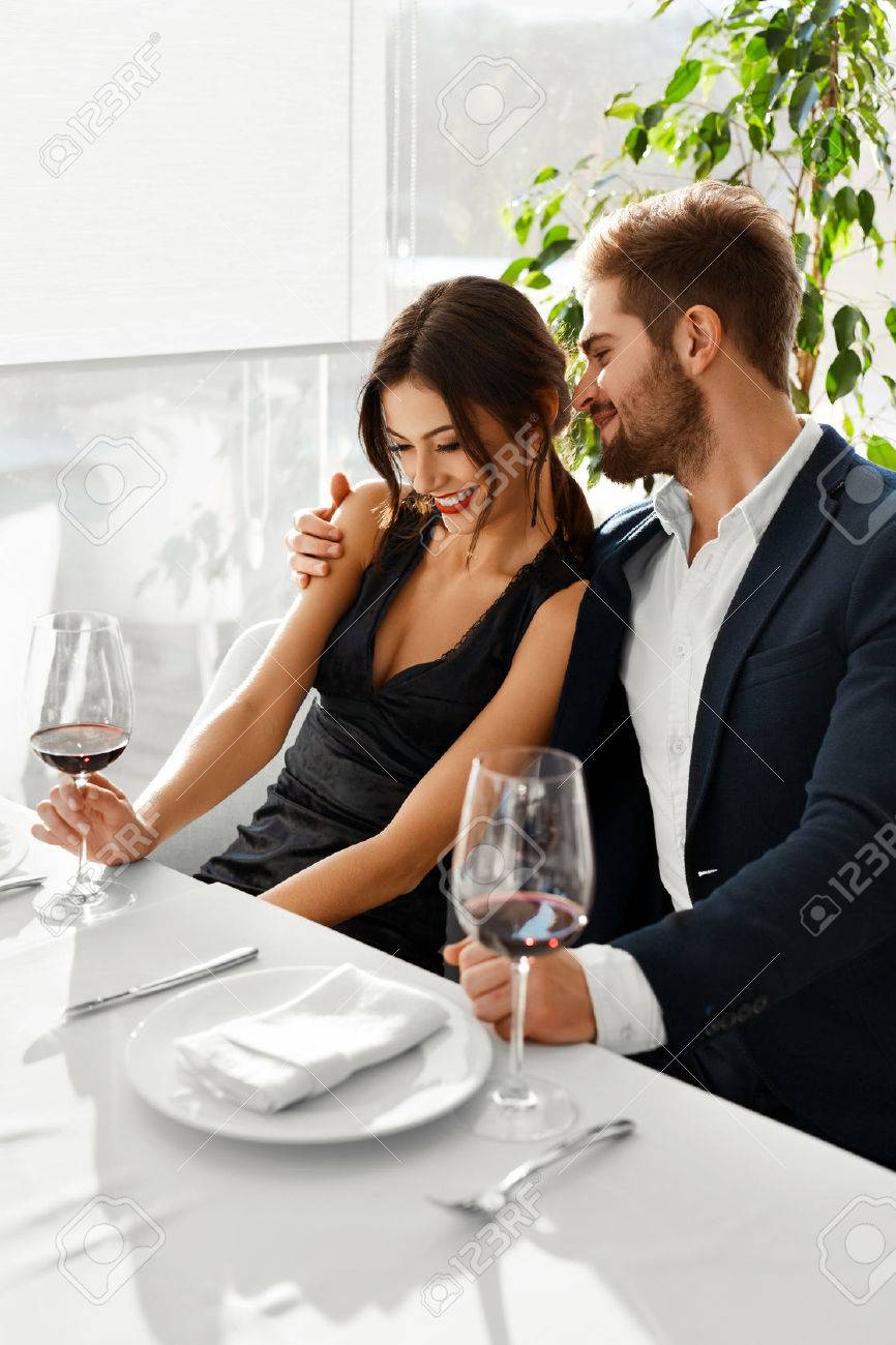 Couple Amoureux Happy Romantiques Personnes Elegantes Sourire Diner Boire Du Vin Celebration De Vacances Le Jour De L Anniversaire Ou La Saint Valentin En Restaurant Gastronomique Romance Relations Concept Banque D Images Et Photos Libres