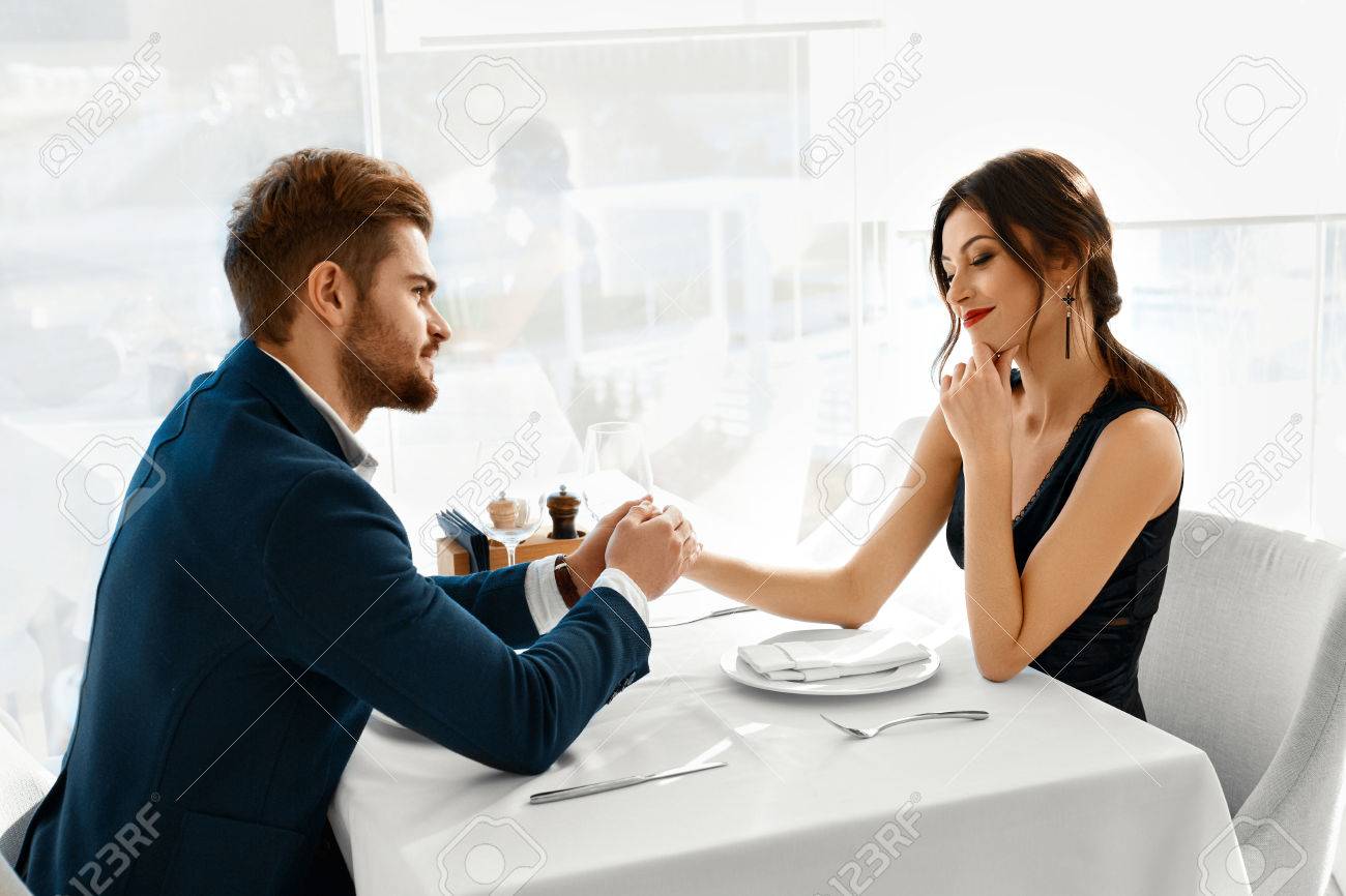 Couple Amoureux Happy Sourire Elegantes Jeunes Celebration Du Jour De L Anniversaire Ou La Saint Valentin Et Ayant Diner Romantique Ou Dejeuner Together In Restaurant Gastronomique Romance Relations Concept Banque D Images Et Photos Libres