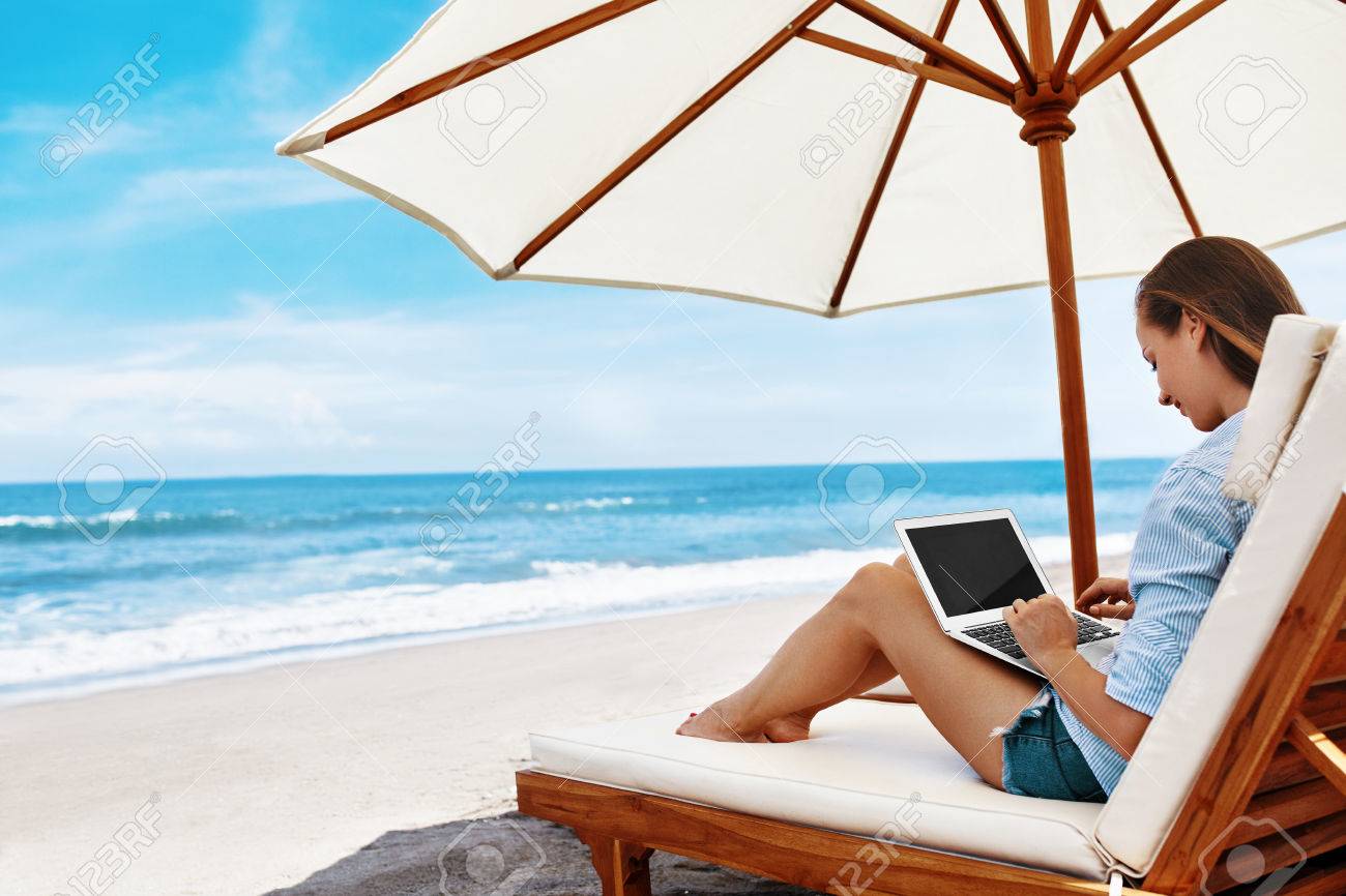 ビーチで働いてください 成功フリーランサー ビジネス女性が海でリラックスしたキーボードで入力するラップトップ コンピューターにインターネットのオンライン作業します フリーランスの屋外仕事 人々 のコミュニケーション 技術コンセプト の写真素材 画像素材
