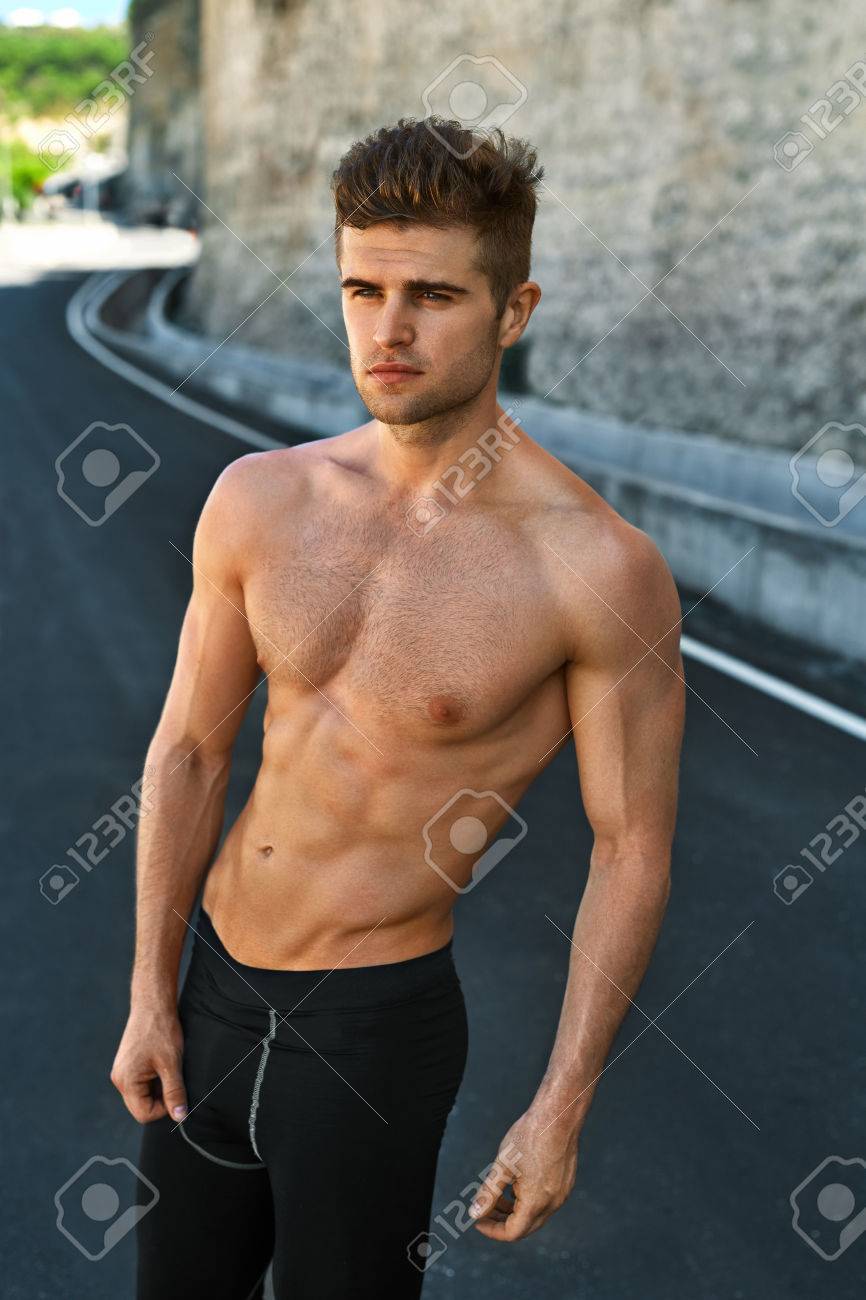 Porträt Von Gesund Gut Aussehend Athletischer Mann Mit Reizvoller  Muskulöser Körper Im Sommer Sportkleidung Auf Der Straße. Aktiv Fitness  Male Model Ruhen Nach Dem Training Und Draußen Lauftraining. Sport-konzept  Lizenzfreie Fotos, Bilder
