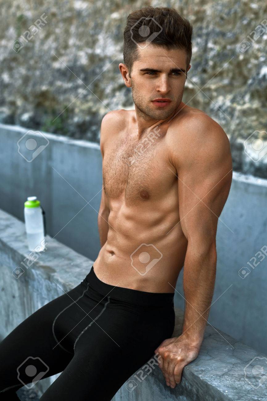 Porträt Von Gesund Gut Aussehend Athletischer Mann Mit Reizvoller  Muskulöser Körper Im Sommer Sportkleidung Auf Der Straße. Aktiv Fitness  Male Model Ruhen Nach Dem Training Und Draußen Lauftraining. Sport-konzept  Lizenzfreie Fotos, Bilder