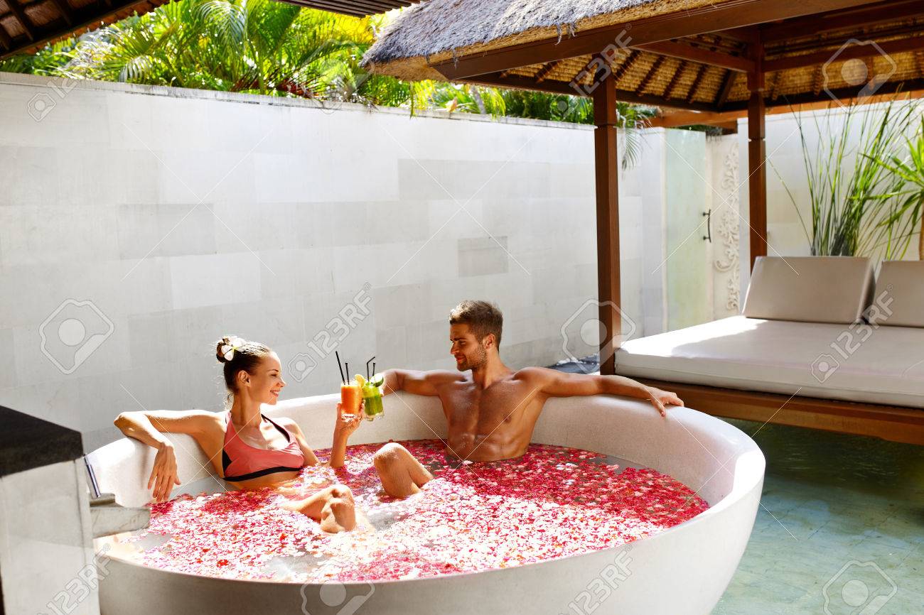 Romantische Ferien. Paare In Der Liebe Entspannen, Baden Im Freien Romantische Ferien. Paare In Der Liebe Entspannen, Baden Im Freien