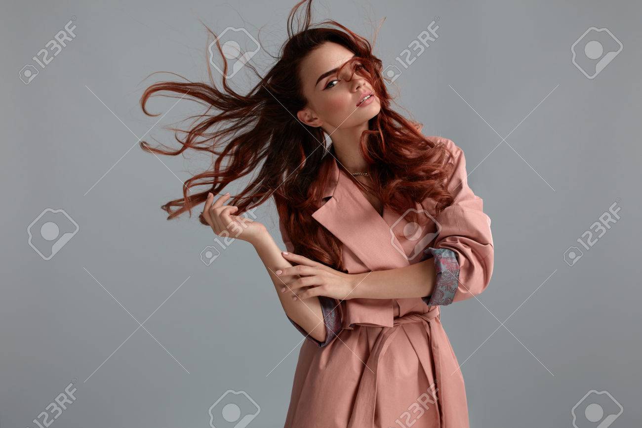 ファッションの流行の服を着てのモデルの少女 光のピンクのコートがスタジオの灰色の背景でポーズします 肖像画スタイリッシュな服で髪を飛んで キレイな メイクとセクシーな女性 スタイル 高分解能 の写真素材 画像素材 Image ファッションの流行の服を着てのモデルの少女 光のピンクのコートがスタジオの灰色の背景でポーズします 肖像画スタイリッシュな服で髪を飛んで キレイな メイクとセクシーな女性 スタイル 高分解能 の写真素材 画像素材 Image