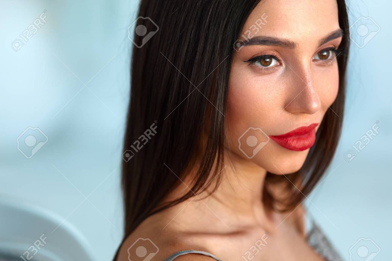 ファッション メイクのモデルの女の子 美容顔と美しい女性が完璧なは 滑らかな柔らかい肌とプロのメイクに セクシーな唇に赤い口紅でファッショナブルな女性のクローズ アップ 高分解能 の写真素材 画像素材 Image ファッション メイクのモデルの女の子 美容顔と美しい女性が完璧なは 滑らかな柔らかい肌とプロのメイクに セクシーな唇に赤い口紅でファッショナブルな女性のクローズ アップ 高分解能 の写真素材 画像素材 Image