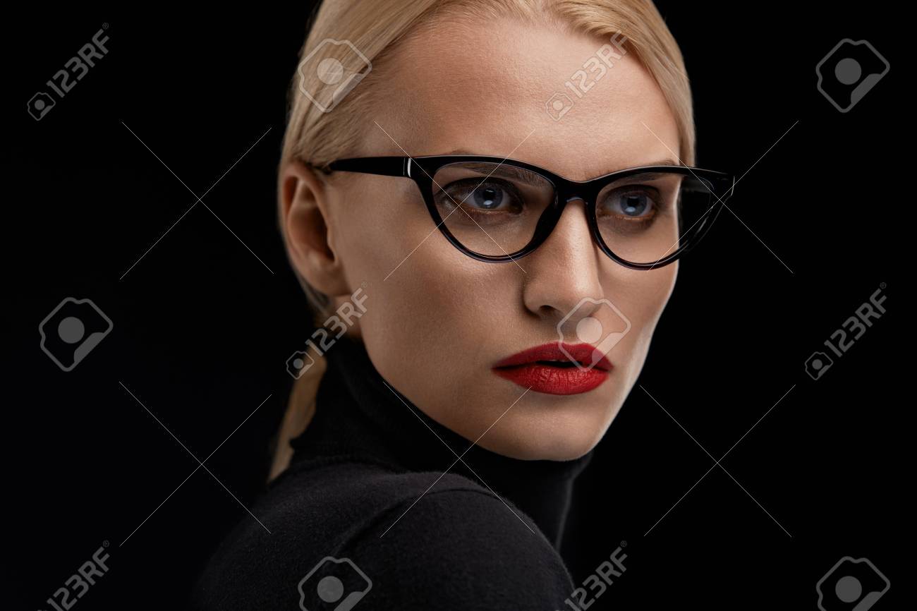 Modele De Femme A La Mode Des Lunettes Belle Fille Avec Maquillage Visage Sexy Levres Rouges Portant Des Lunettes Optiques Sur Fond Noir Femme Dans La Monture De Lunettes Oeil De Chat Modele De Femme A La Mode Des Lunettes Belle Fille Avec Maquillage Visage Sexy Levres Rouges Portant Des Lunettes Optiques Sur Fond Noir Femme Dans La Monture De Lunettes Oeil De Chat