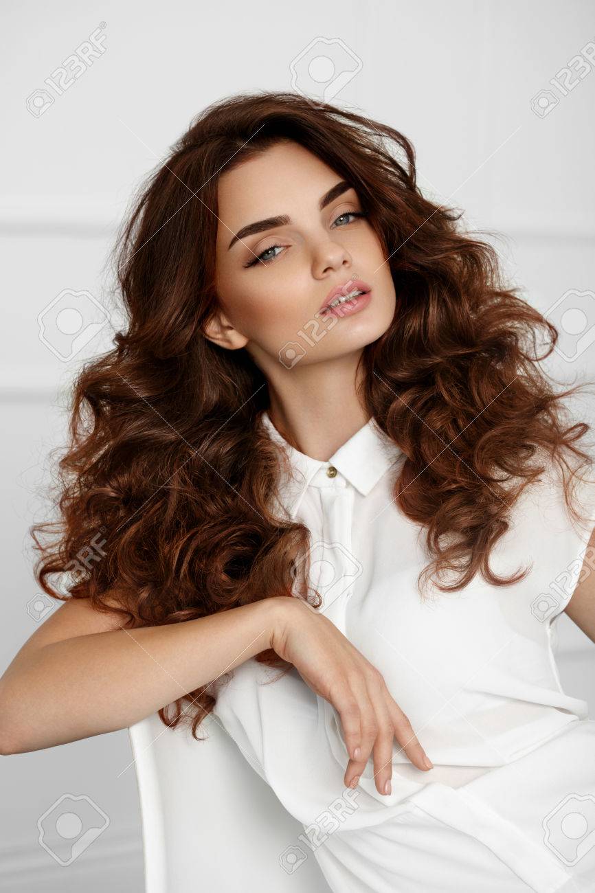 髪のスタイル 健康の長い波状毛と豪華な顔メイク美人 ファッション髪型 茶色の髪の色と完璧なカールとブルネットの少女モデルの肖像画 美しさ 高品質 の写真素材 画像素材 Image