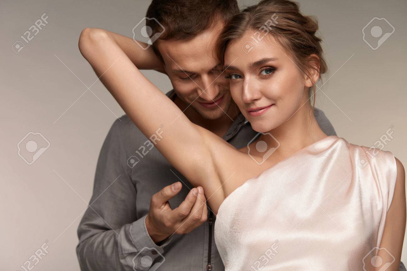 身体衛生 ハンサムな男の脇にきれいな柔らかい肌を持つ美しい笑みを浮かべて女性を Caressing します 男性のセクシーな女の子の脇の下に優しく触れます 新鮮な滑らかな絹のような肌を持つ女性 愛のカップル 高分解能 の写真素材 画像素材 Image