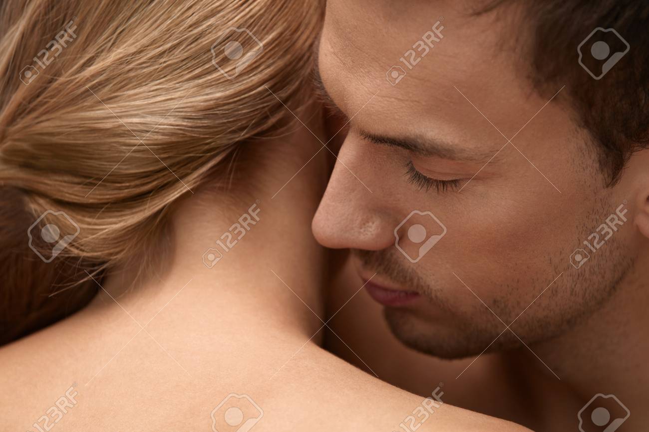 肌の匂い 美容顔と美しい女性滑らかな柔らかい健康的な香り首肌香り匂いを臭いがする無精ひげひげのハンサムな男性のクローズ アップ 愛のカップル ボディ 化粧品 高分解能 の写真素材 画像素材 Image