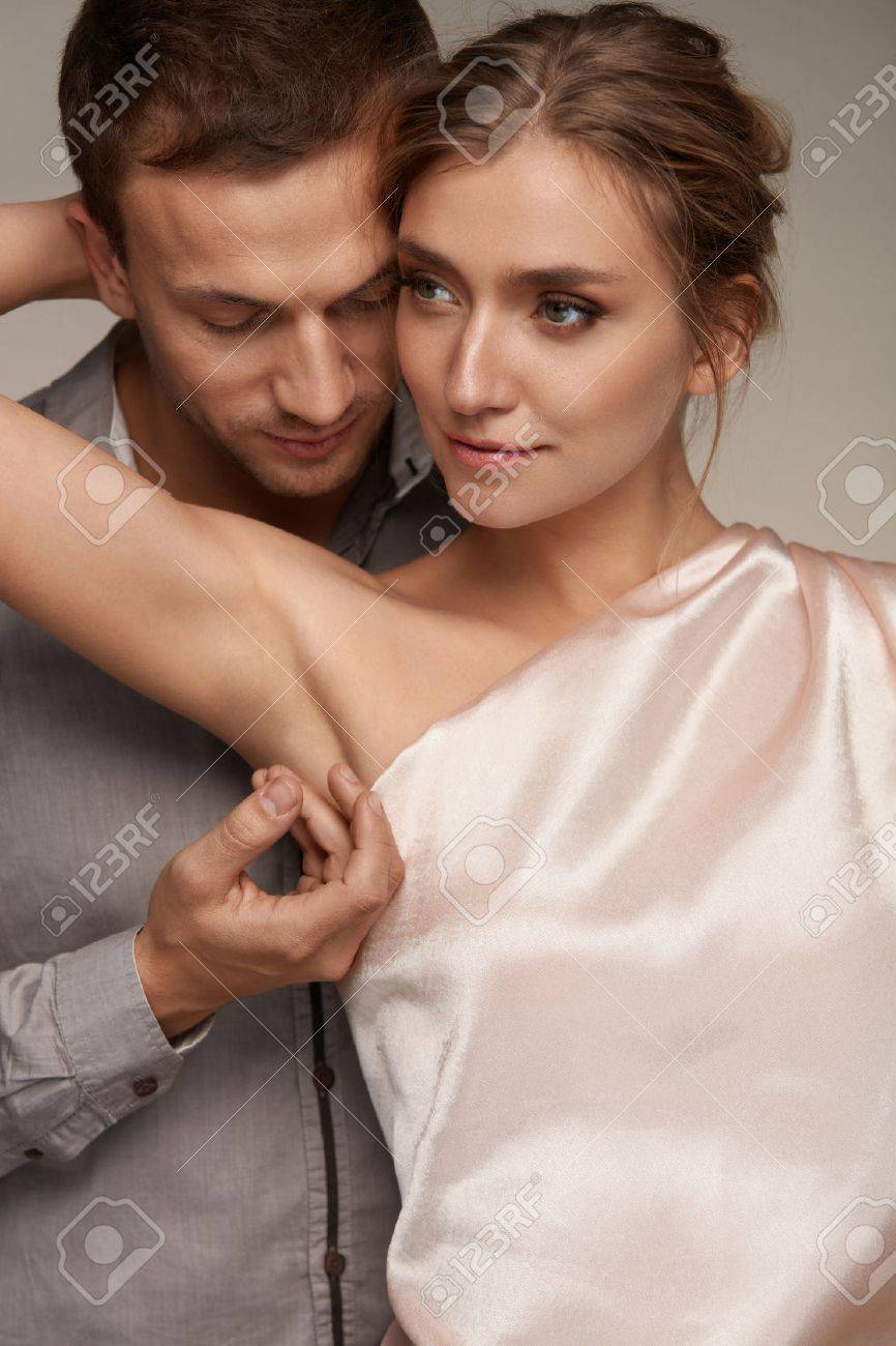 身体衛生 ハンサムな男の脇にきれいな柔らかい肌を持つ美しい笑みを浮かべて女性を Caressing します 男性のセクシーな女の子の脇の下に優しく触れます 新鮮な滑らかな絹のような肌を持つ女性 愛のカップル 高分解能 の写真素材 画像素材 Image
