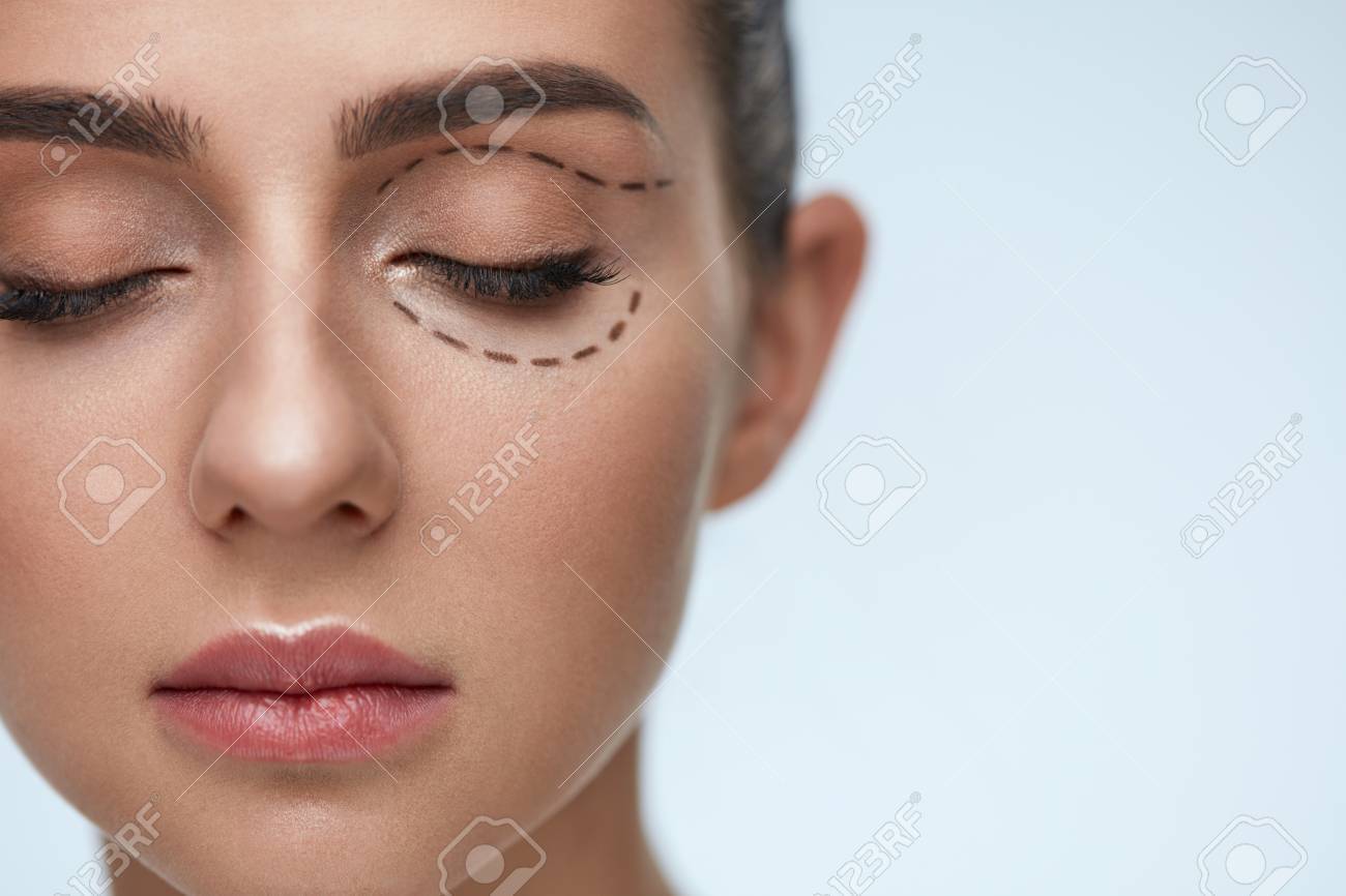 プラスチック外科手術 新鮮な肌と白い背景の完璧なメイクとクローズ アップ若い美人顔 まぶたの上 目の下黒い手術の線で女性の顔 高分解能 の写真素材 画像素材 Image 7577
