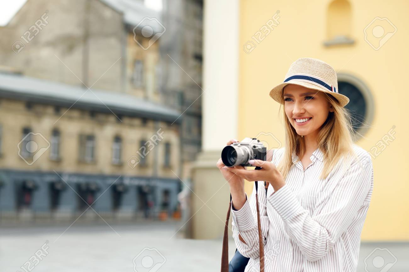 路上で写真を撮るカメラを持つ観光客の女の子 スタイリッシュな服を着た美女の肖像と帽子手にカメラを持ち 屋外で写真を撮る 高品質の画像 の写真素材 画像素材 Image 路上で写真を撮るカメラを持つ観光客の女の子 スタイリッシュな服を着た美女の肖像と帽子手にカメラを持ち 屋外で写真を撮る 高品質の画像 の写真素材 画像素材 Image