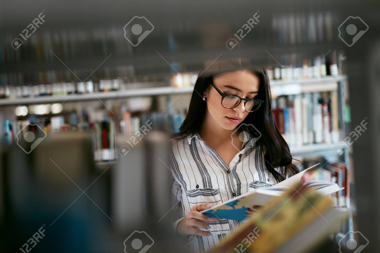 高解像度　画像　女 書店や図書館で本を探す学生女性。本棚で教科書を探している女性。高解像度の写真素材・画像素材 Image 105218775