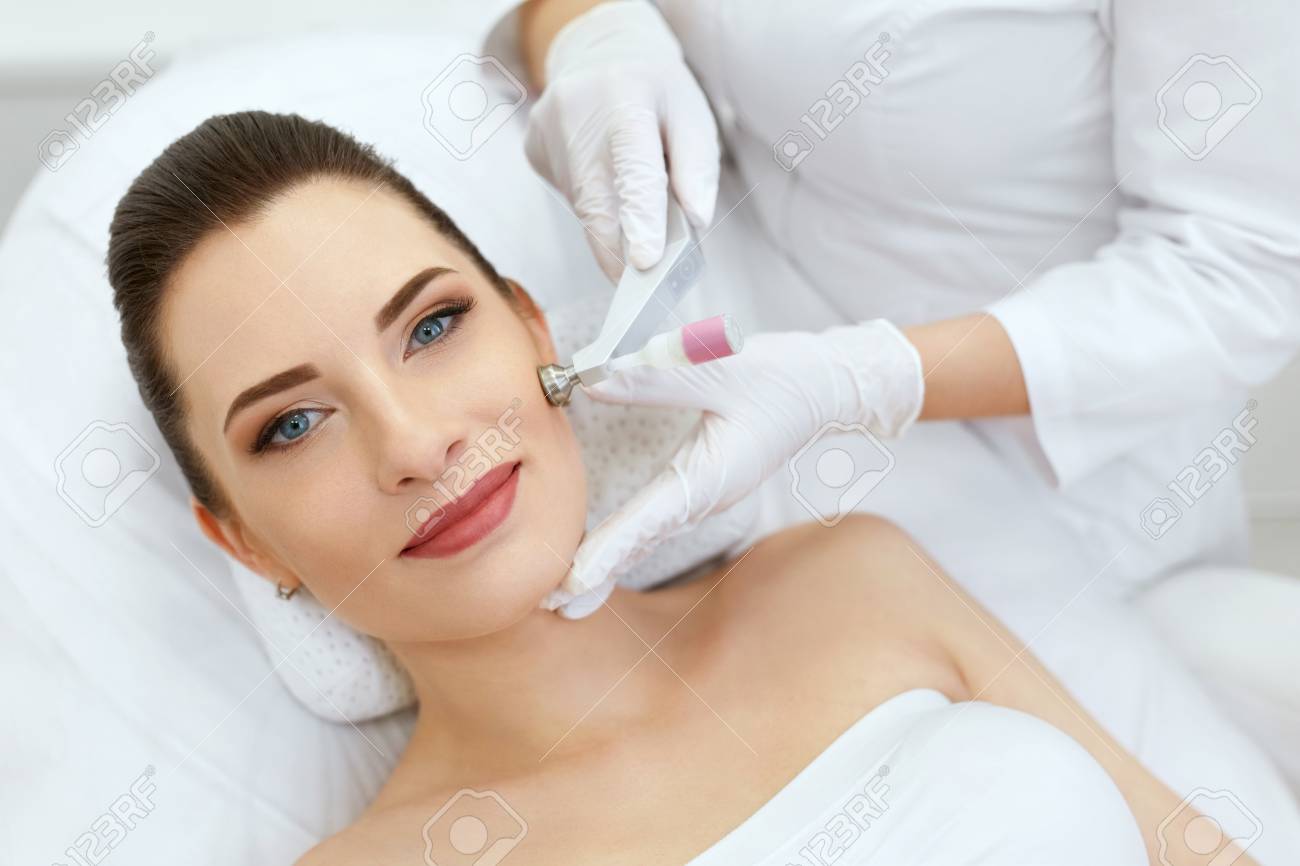 Beauty Clinic. Woman Doing Face Skin Cryo Oxygen Treatment - 108314227 Beauty Clinic. Woman Doing Face Skin Cryo Oxygen Treatment - 108314227