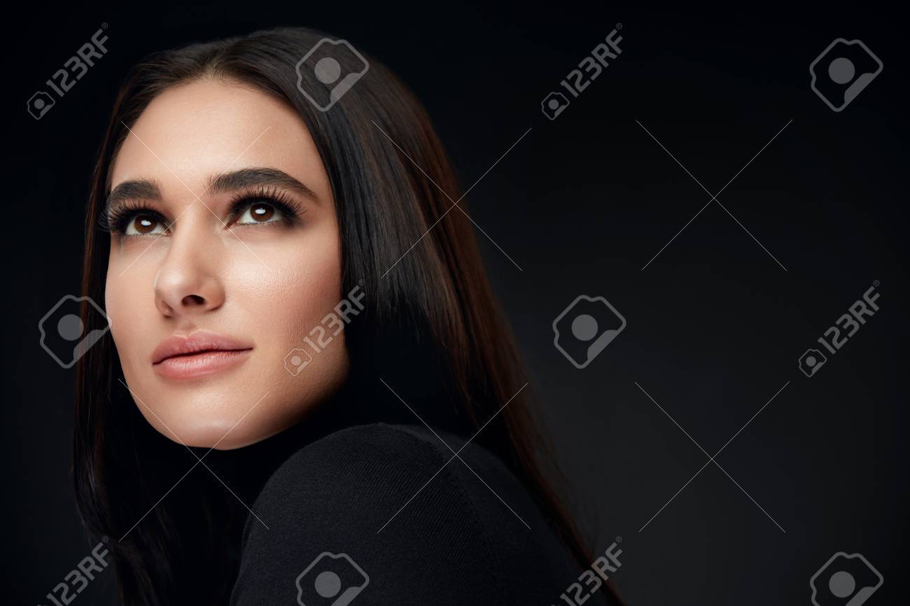 高解像度　画像　女 美容フェイスメイク。黒の背景の肖像画に完璧なメイクで美しい笑顔の女性。高解像度の写真素材・画像素材 Image 113204107
