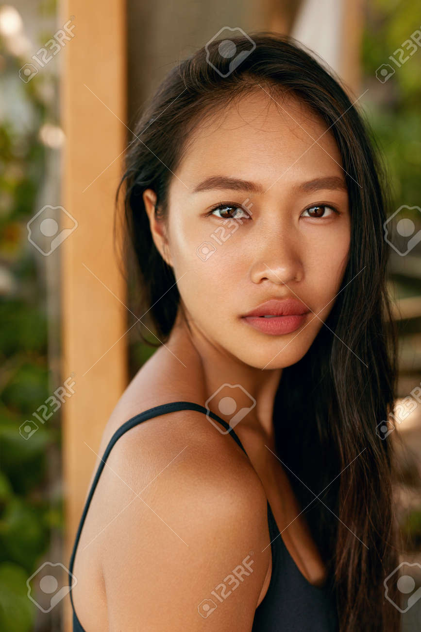 高解像度　画像　女 自然な美しさの顔を持つ美しいアジアの女性の肖像画。日焼けした肌と完全な唇を持つタイの女の子。高解像度の写真素材・画像素材 Image 125386257
