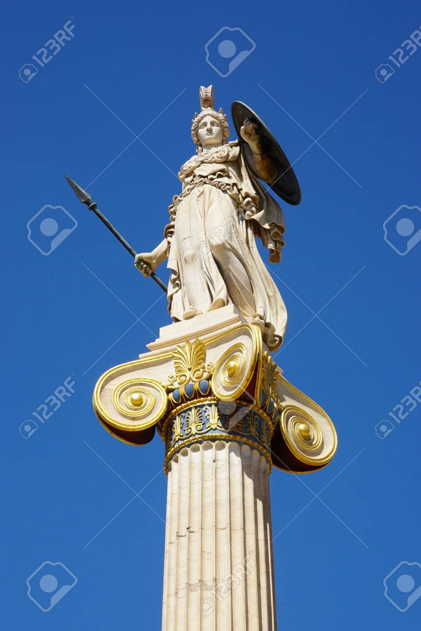 古代ギリシアの英雄的な努力と知恵の女神アテナ 像はアテネ ギリシャのアカデミーのメインの入り口であります の写真素材 画像素材 Image