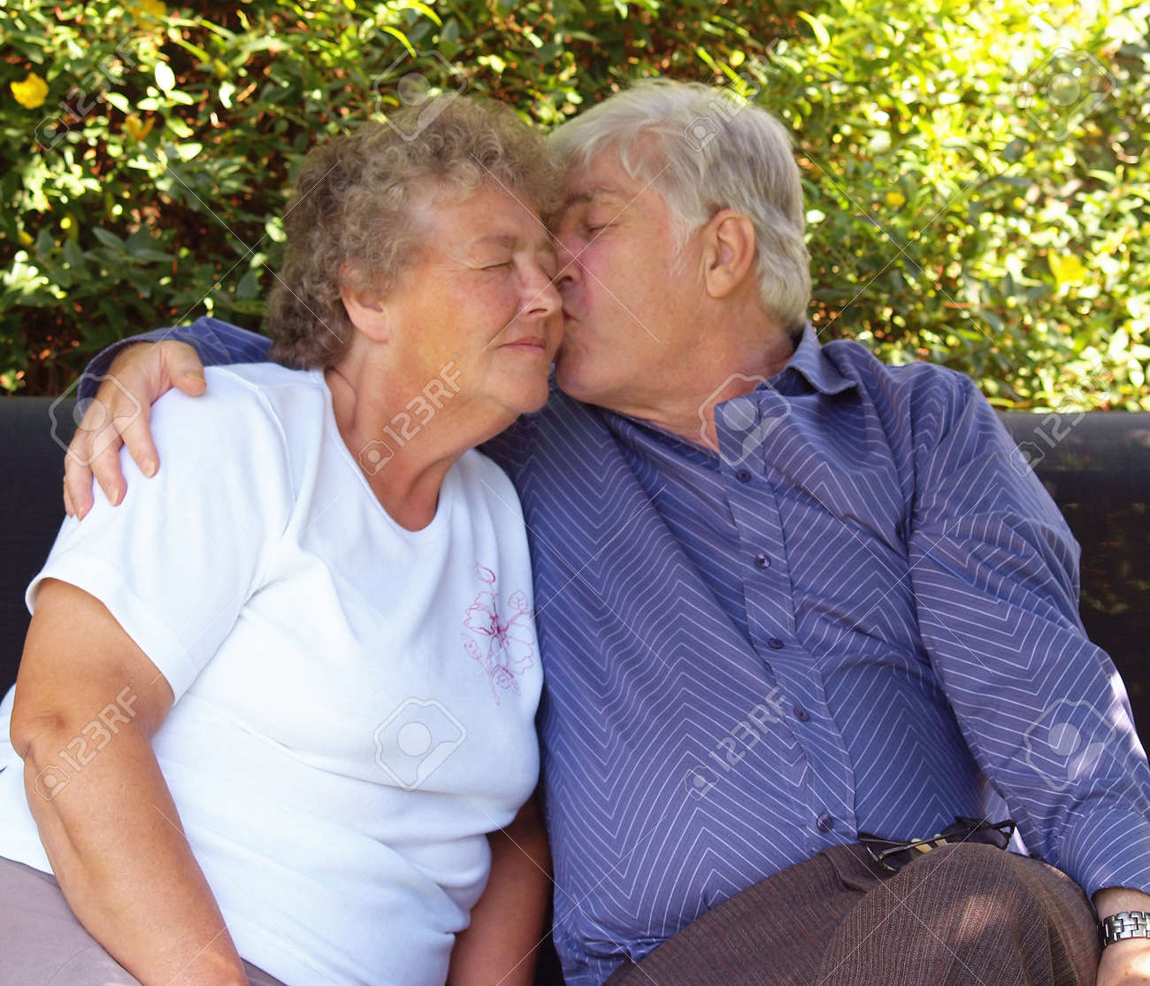 старая парочка. пожилая пара обнимается. старые семейные пары ню. красивая пожилая пара. вдвоем пожилую женщину.