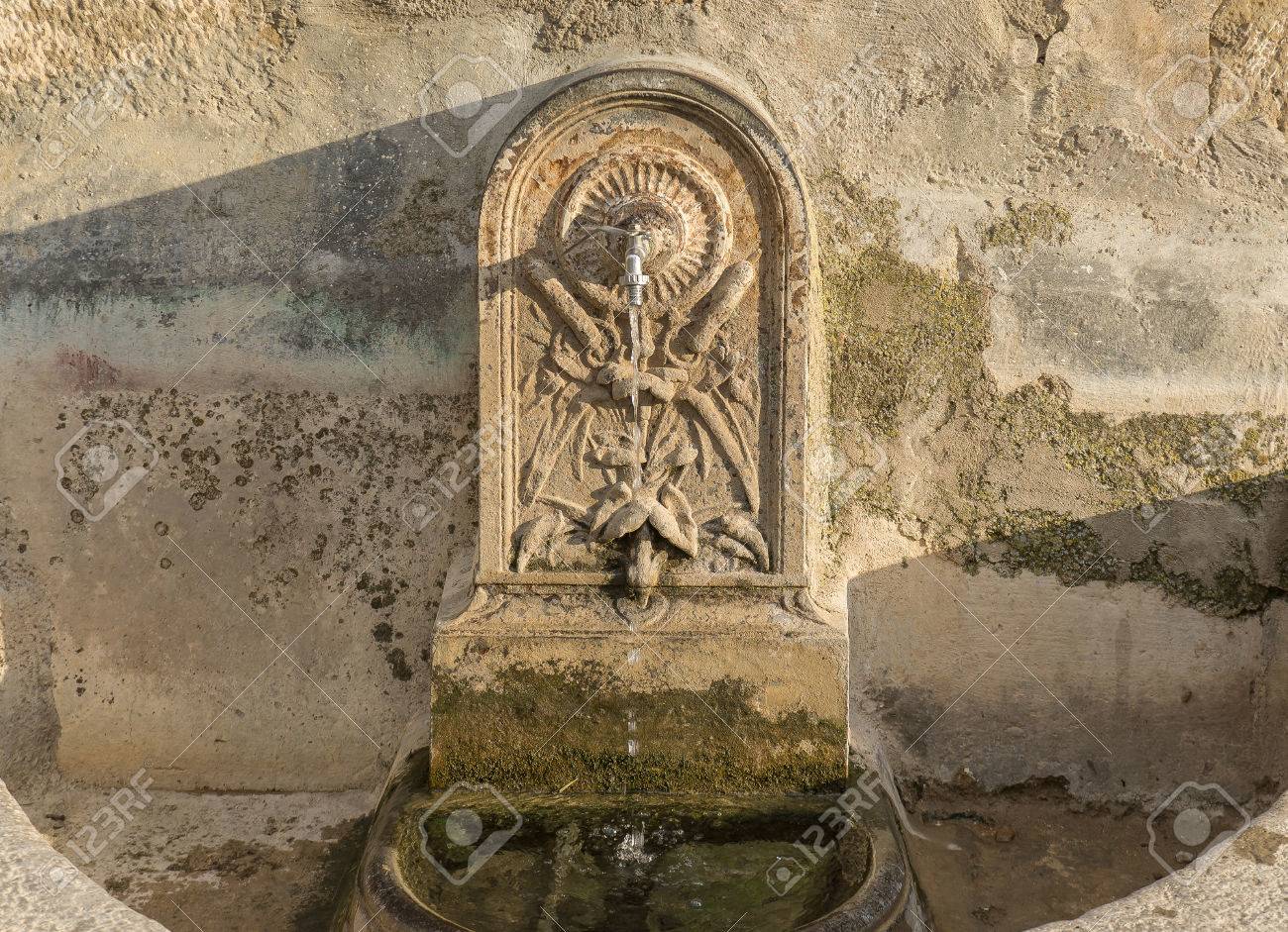 Ancienne Fontaine En Pierre Sculptée Avec Robinet Deau Moderne Restauré Côté éclairé Par Le Soleil