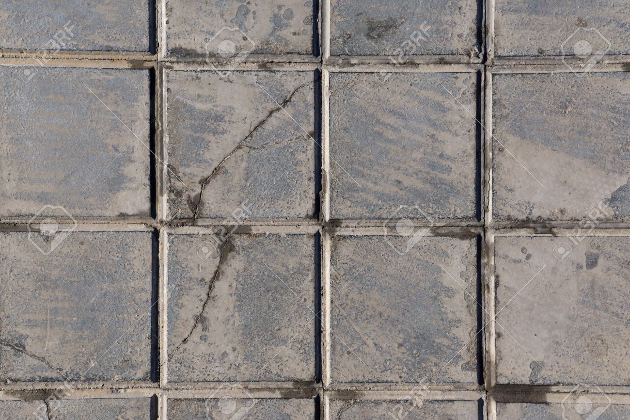 Baldosas De Hormigón Para Uso En Exteriores Aceras Antideslizantes Y Resistencia Al Desgaste Pavimentación Con Baldosas Baldosas Hidráulicas Sucias Y Rotas Vista Desde Arriba Fotos Retratos Imágenes Y Fotografía De Archivo Libres