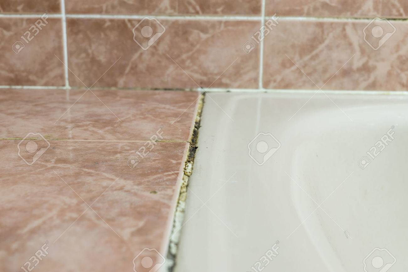 Mise au point sélective sur le champignon de la moisissure noire de plus en plus dans les zones de bain mal ventilées et humides, en détail une salle Mise au point sélective sur le champignon de la moisissure noire de plus en plus dans les zones de bain mal ventilées et humides, en détail une salle