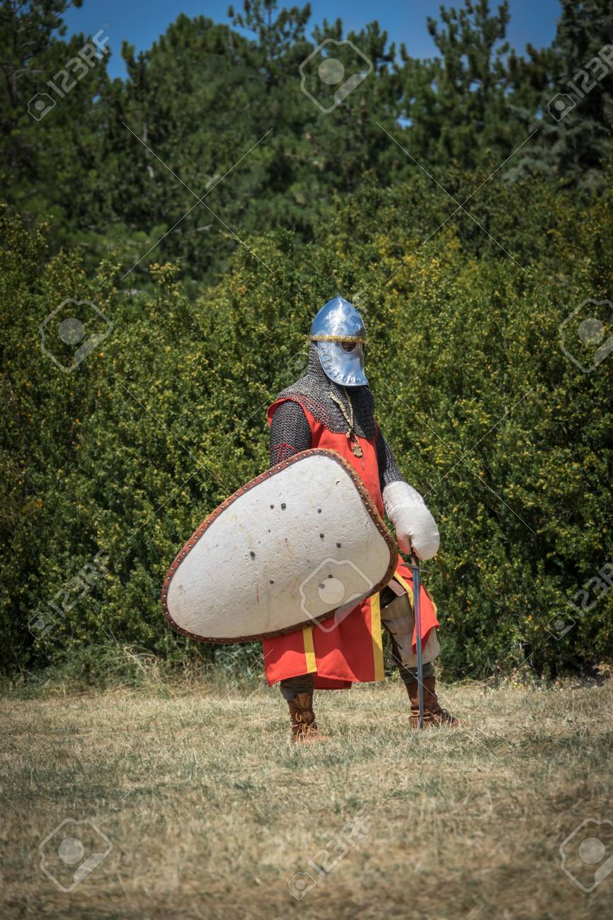 中世の騎士の衣装を着た文字とチェインメイル ヘルメットの剣と盾を持つ中世の鎧と戦い 再現の準備ができて 中世のデモンストレーションとレクリエーション の写真素材 画像素材 Image 0669