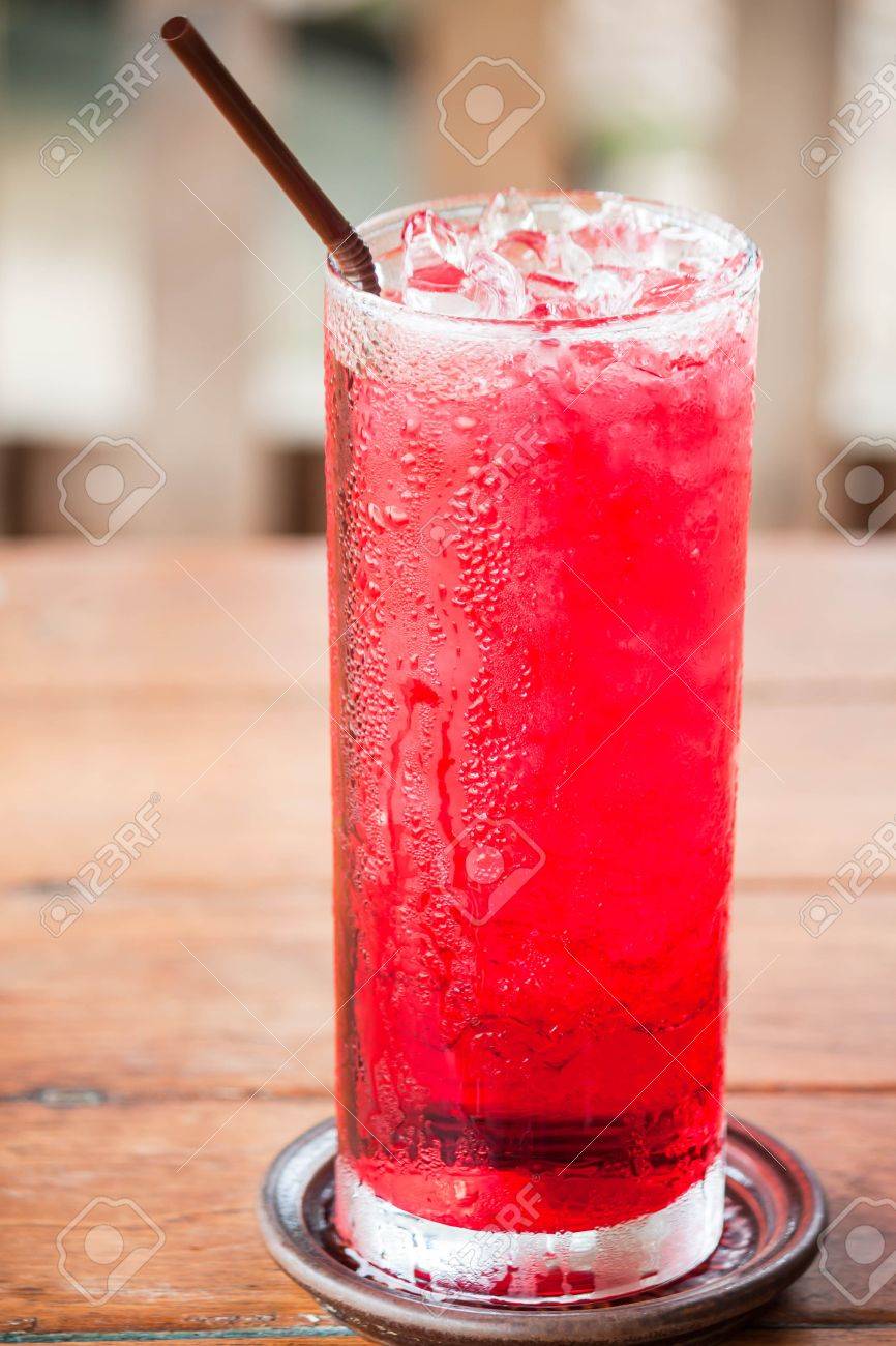 寒さわらの赤い飲み物のガラス の写真素材 画像素材 Image 寒さわらの赤い飲み物のガラス の写真素材 画像素材 Image