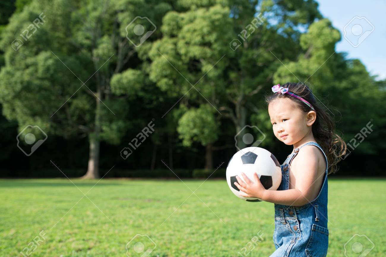 サッカー ボールで遊ぶ女の子 の写真素材 画像素材 Image